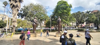 Platz mit Skulpturen